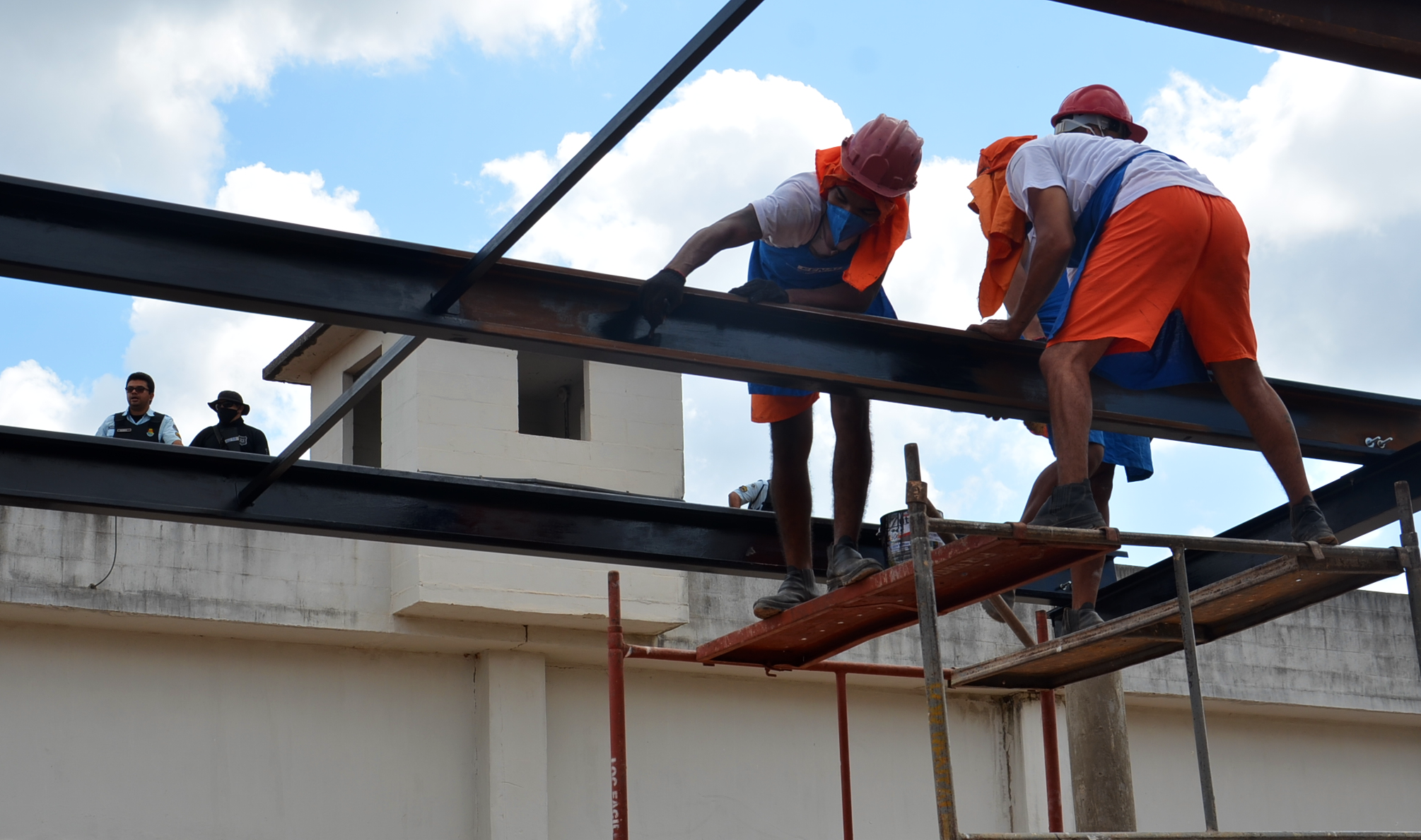 Internos capacitados pelo projeto Sou Capaz constroem galpões de atividade laboral em unidades prisionais