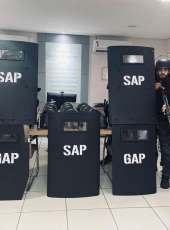 SAP entrega 60 novos escudos e 100 capacetes balísticos para os policiais penais cearenses