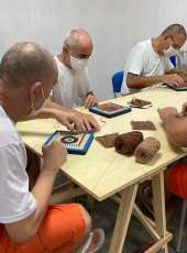 Artesanato produzido por pessoas privadas de liberdade é ampliado no sistema prisional do Ceará