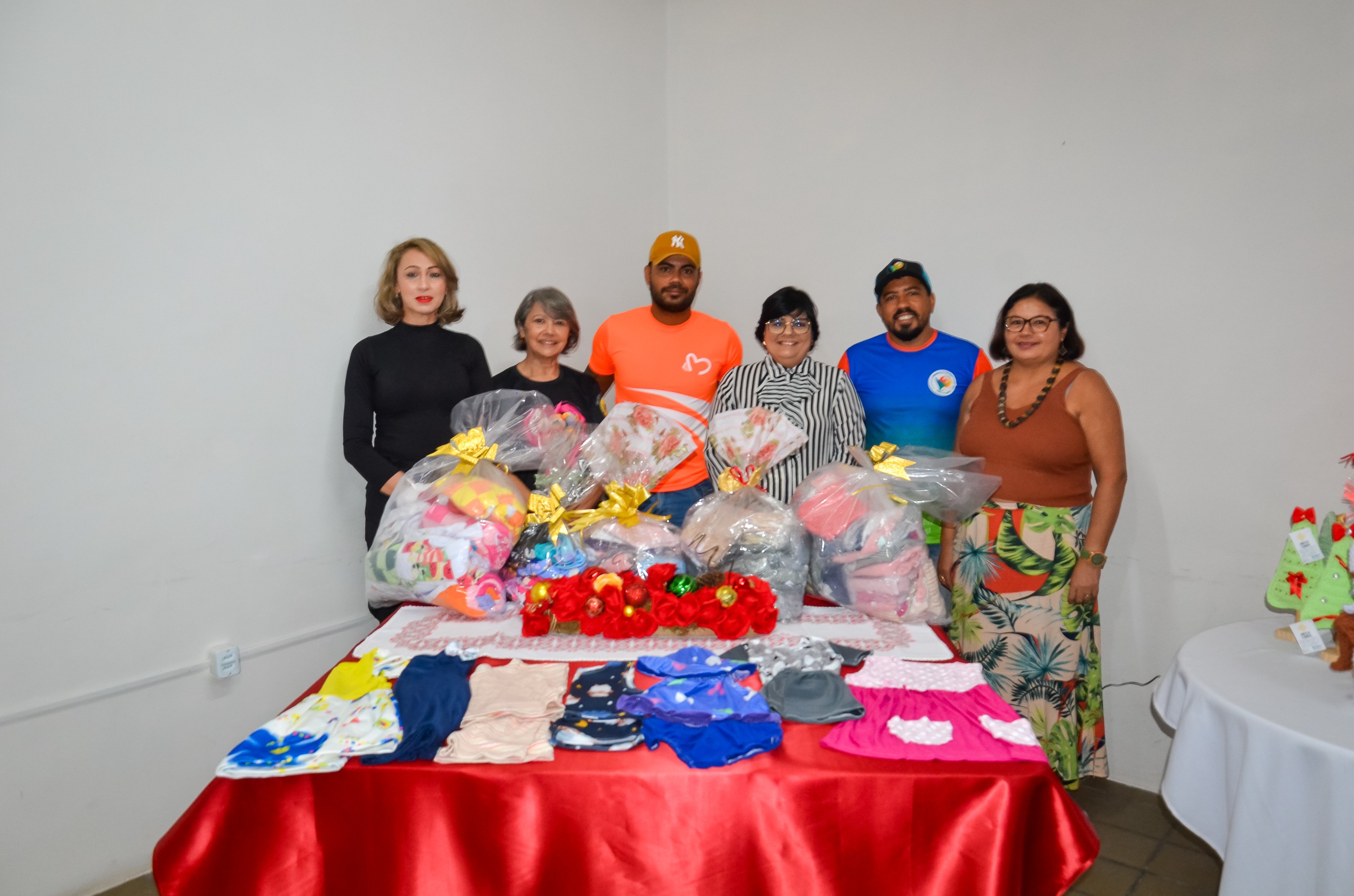Roupas infantis produzidas por internas do sistema prisional cearense são doadas para instituições que atendem crianças em situação de vulnerabilidade social