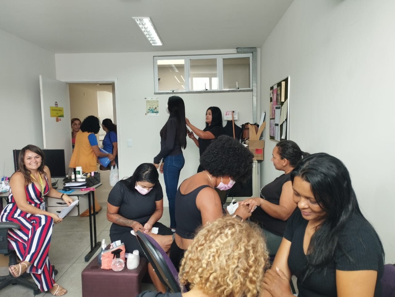 Ação itinerante leva serviços de beleza para mulheres vítimas de violência doméstica atendidas na Casa da Mulher Cearense em Juazeiro do Norte