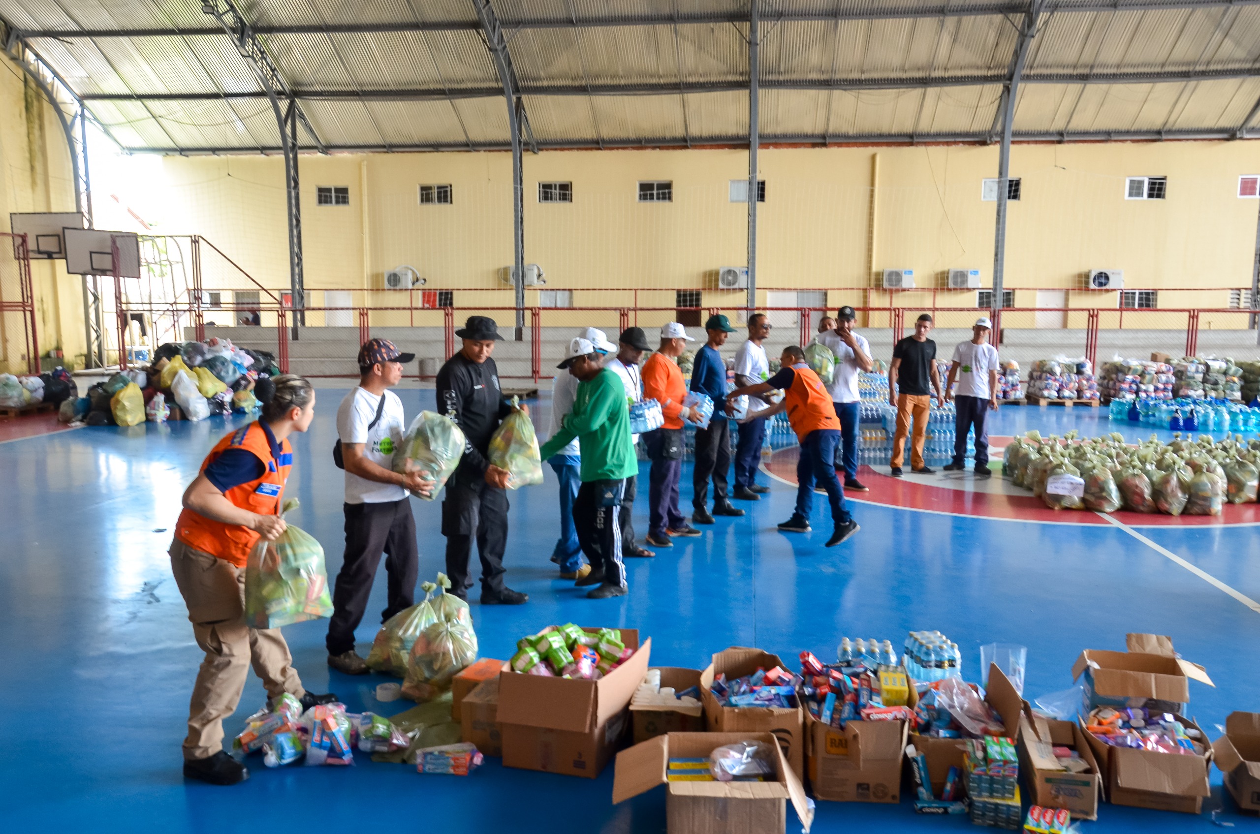 Egressos do sistema penitenciário reforçam o trabalho de ajuda humanitária ao Rio Grande do Sul promovido pela Defesa Civil do Ceará