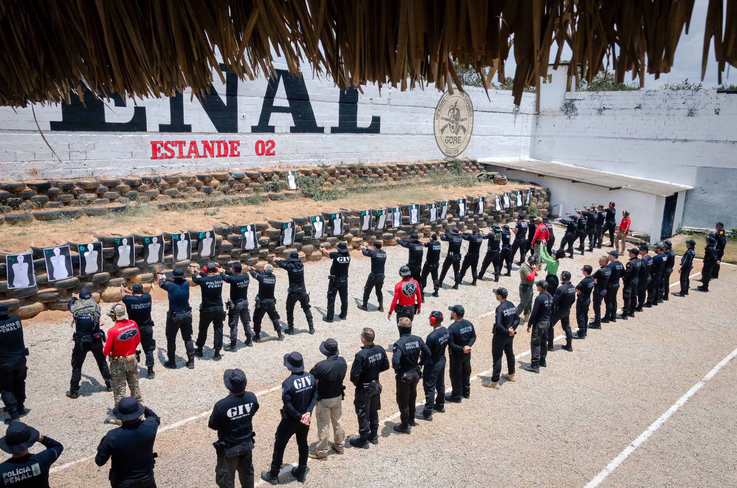 Secretário Mauro Albuquerque ministra treinamento de pistola Glock 9mm para policiais penais