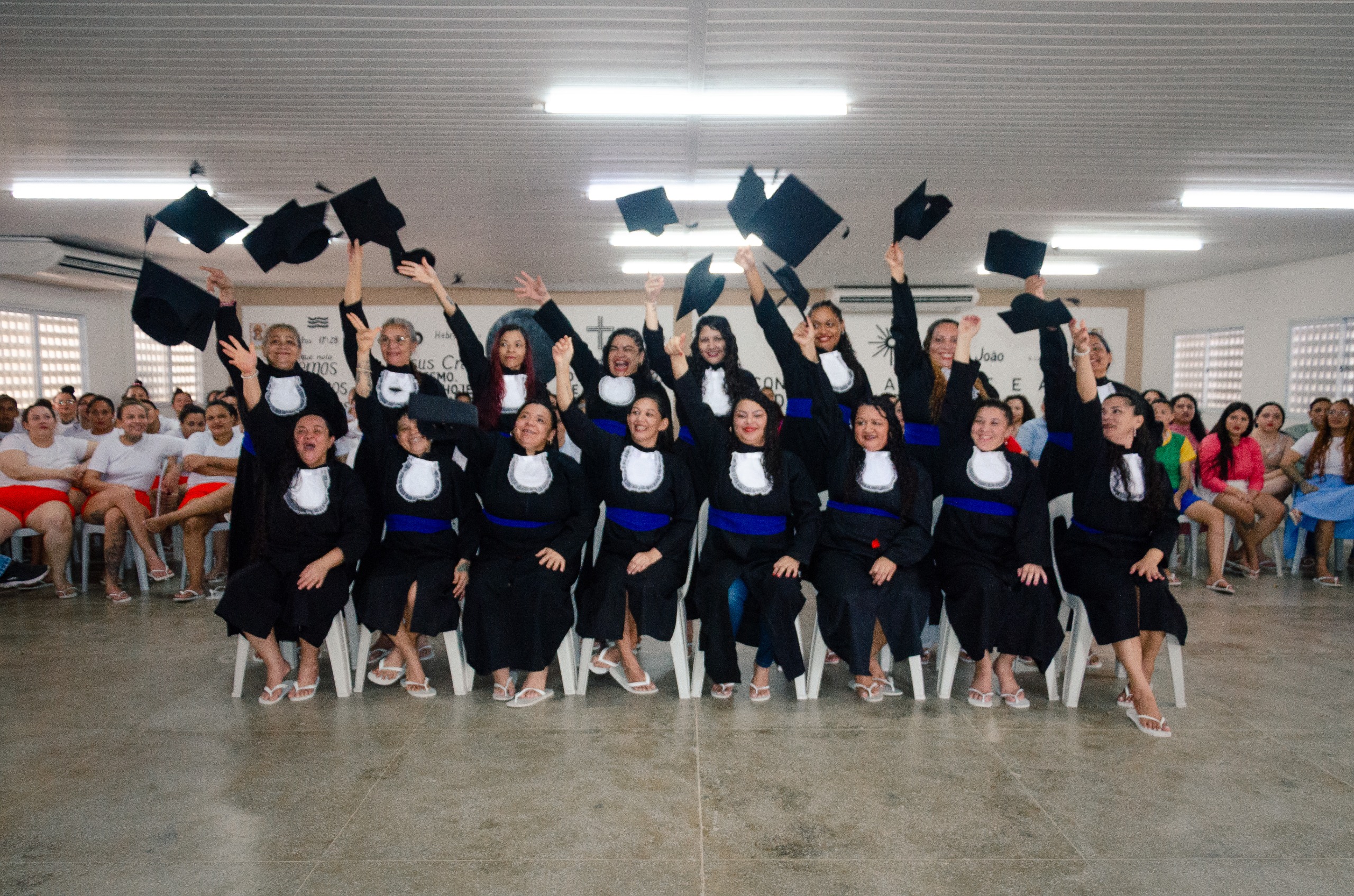 Internas da Unidade Prisional Feminina de Aquiraz recebem certificados de conclusão do ensino médio